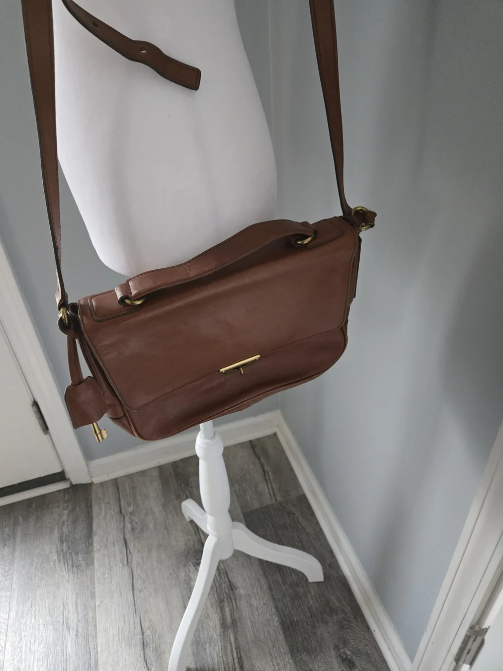 Vintage Fossil Brown Leather Messenger Purse with Gold Hardware,